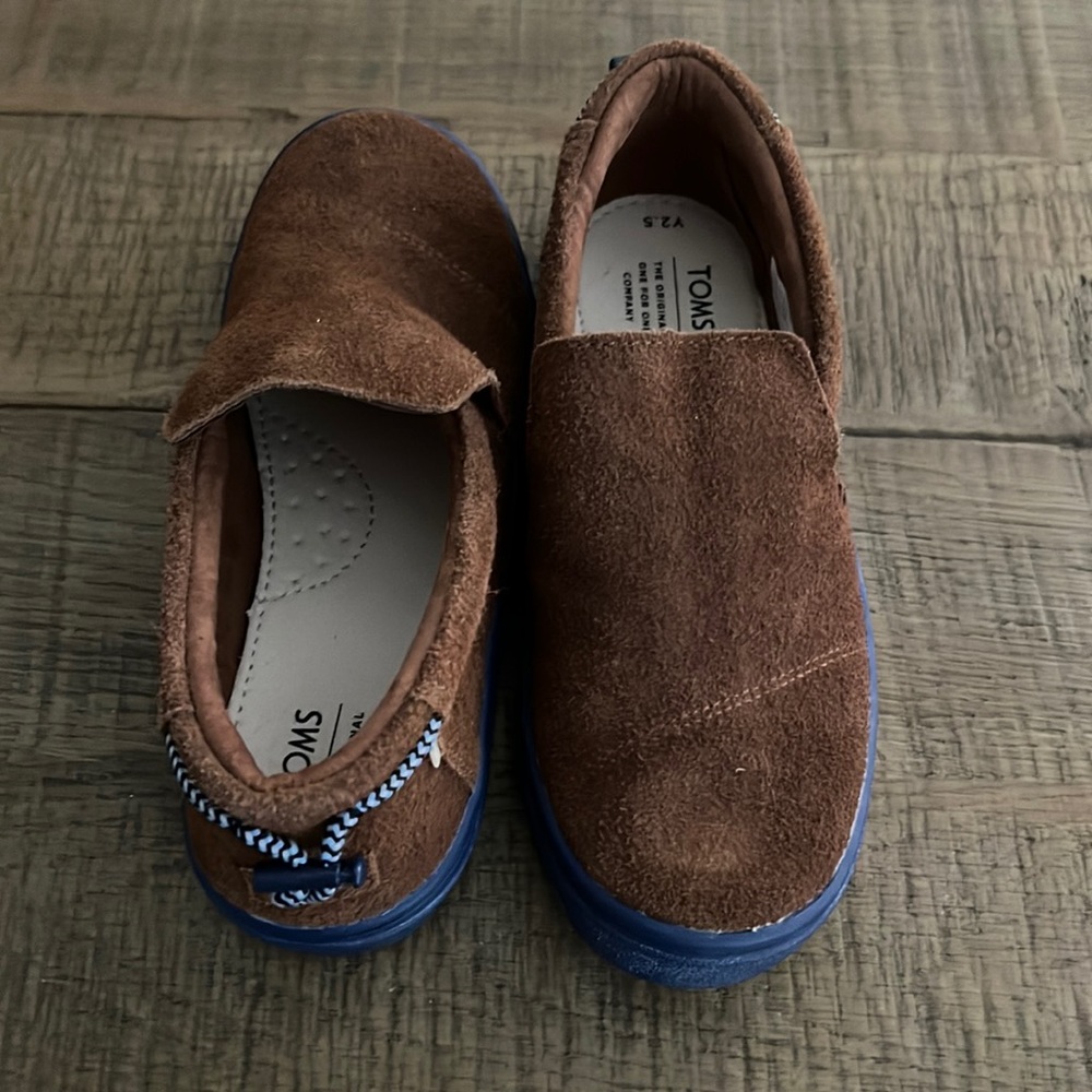 Boys TOMS Paxton suede slip on shoes
